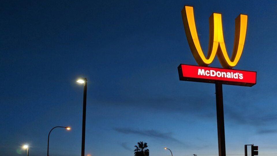 O McDonald’s inverteu o ‘M’ do seu logotipo em uma homenagem ao Dia Internacional da Mulher.